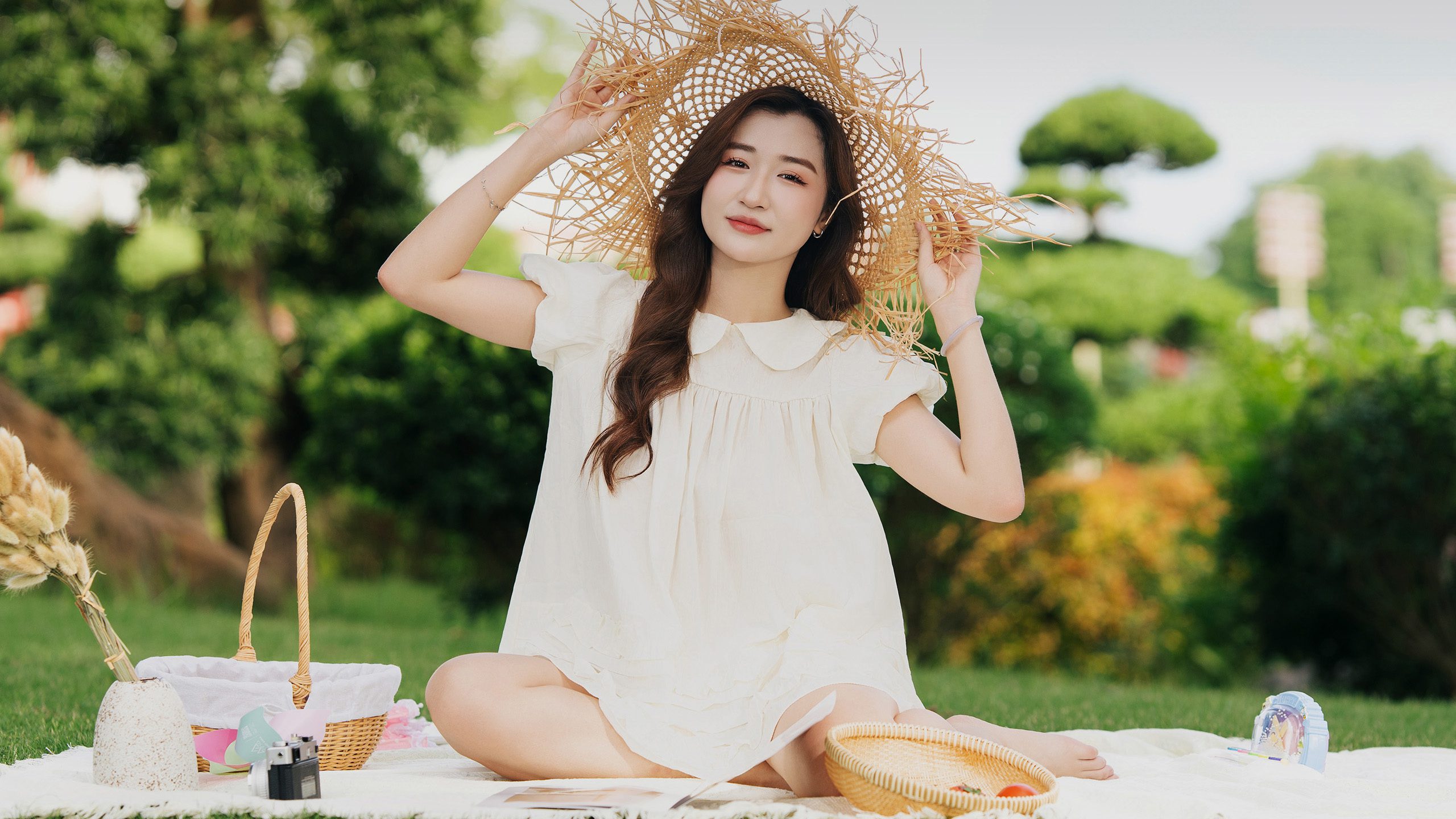 Cô gái đội mũ rơm picnic công viên