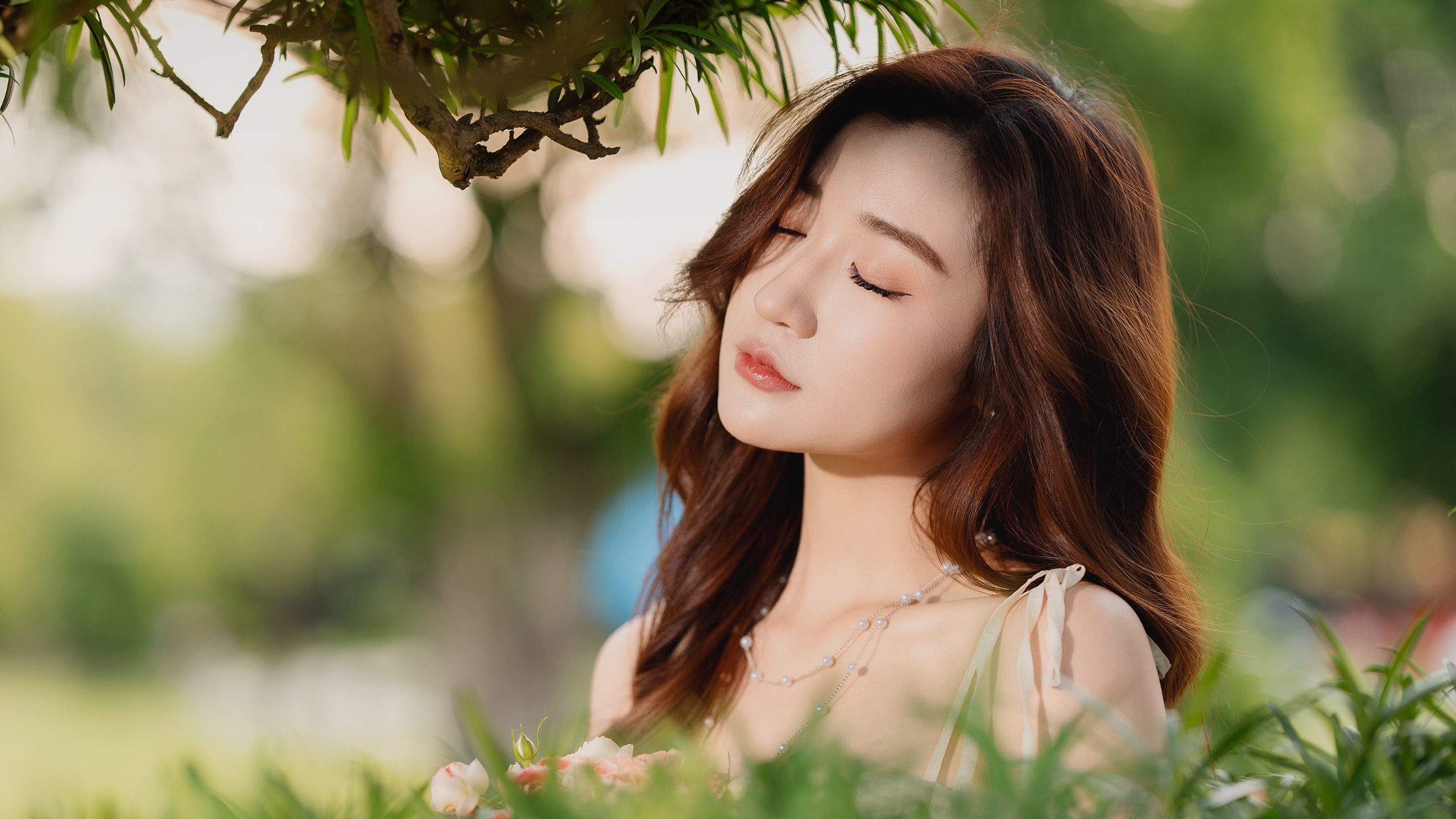 Cô gái nhắm mắt giữa khu vườn xanh
